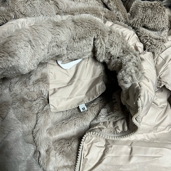 NWOT tan puffer‎ jacket with removable fur hood - Picture 2 of 5